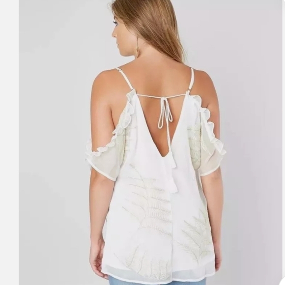 Gimmicks BKE White Chiffon Embroidered Open Shoulder Tie Back Top NWT Sz M - Picture 2 of 12